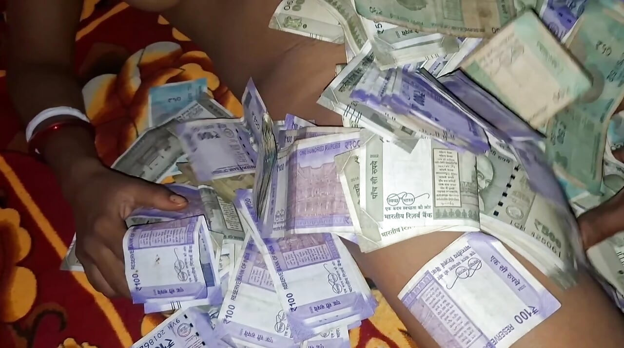 Pelayan beruntung ngentot sama nyonya dan bikin dia puas dengan uang yang diterima