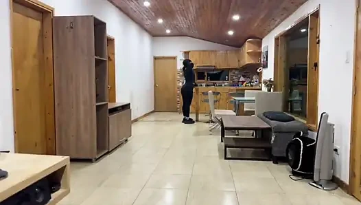 Симпатичная девушка получает гидрат и трахается в задницу