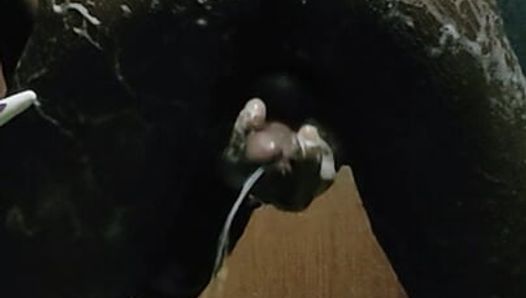 Enorme spuiten sperma langs achteren, grote zwarte lul spuiten cumshot in de badkamer