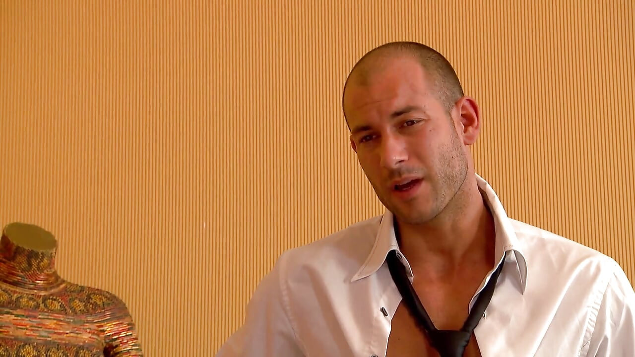 Il Lèche La Chatte De Sa Copine Avec Force Et La Baise Jusqu’à L’orgasme