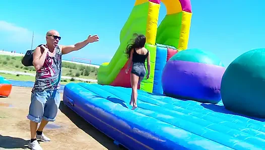 Memek sempit cewek nakal dengan memek merah muda ini dientot habis-habisan sampai muncrat banyak banget