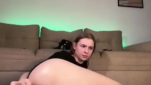 Jucielussie трахает анал с большим хуем так жестко