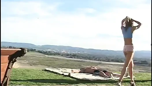 Ateşli sarışın genç kız sıkı göt deliğini zonklayan yarakla dolduruyor