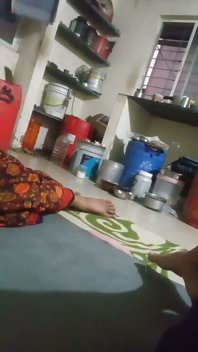 Văzând o femeie în casă și făcând penisul să stea
