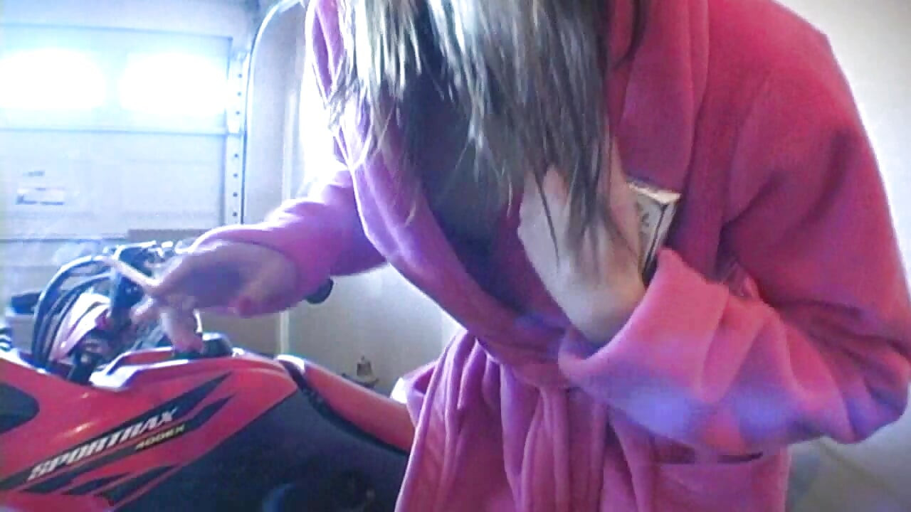 애디슨 로즈를 특징으로하는 애디슨 로즈 흡연