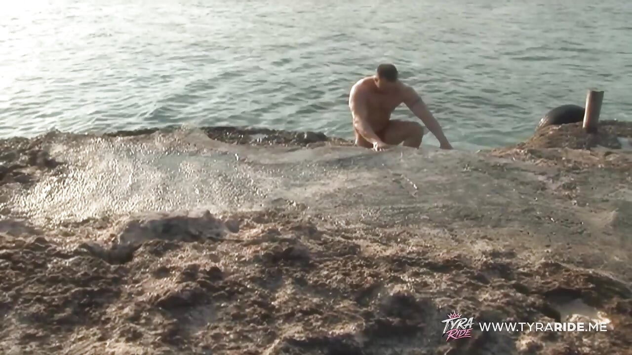 Brunette nyder vild sex på bådstrand og sofa