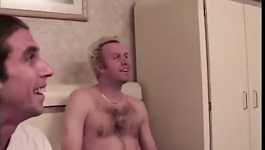 Üç deneyimli adam iki masum tatlıya cinsel eğitim dersleri veriyor