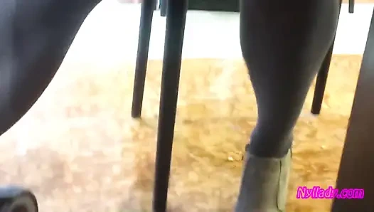 Suamiku lagi asik ngocok suamiku pakai sepatu bot abu-abuku di bar