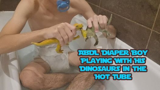 Abdl pannolino ragazzo che gioca con i giocattoli di dinosauri nella vasca idromassaggio