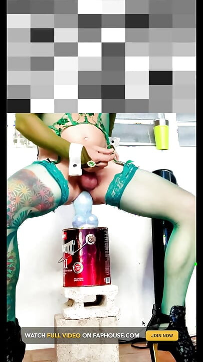 可爱的人妖假阳具在户外骑乘, 旁边有内裤