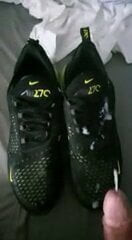 Éjaculation sur Nike Air Max 270