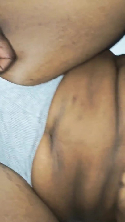 내 거유 거유 흑누나 이웃은 영화를 보면서 자지를 타는 것을 선호해. | 흑인 대물 자지와 섹스하는 흑인 대물