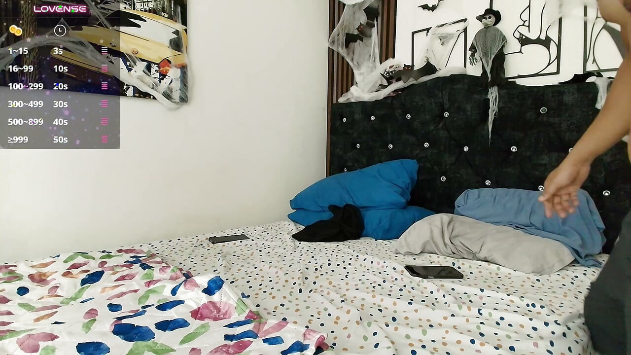 Komşu amını kameraya gösteriyor