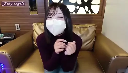 Настоящее любительское видео. Ограниченный опыт, красотка с яркой улыбкой показывает подлинные реакции в горячей первой встрече