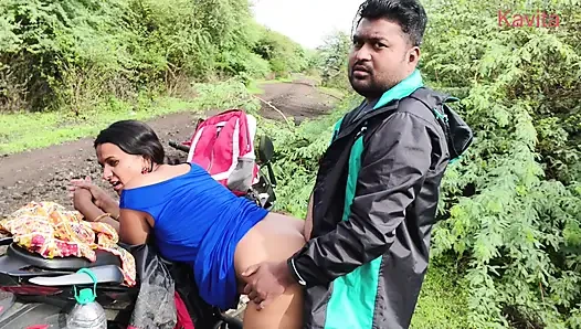 Tante seksi india dengan gaun seksi lagi asik nyepong kontol di hutan