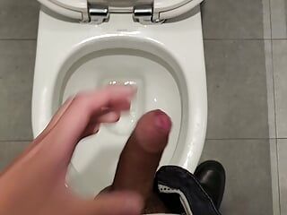 Сперма во время обеда в туалете в кабинке
