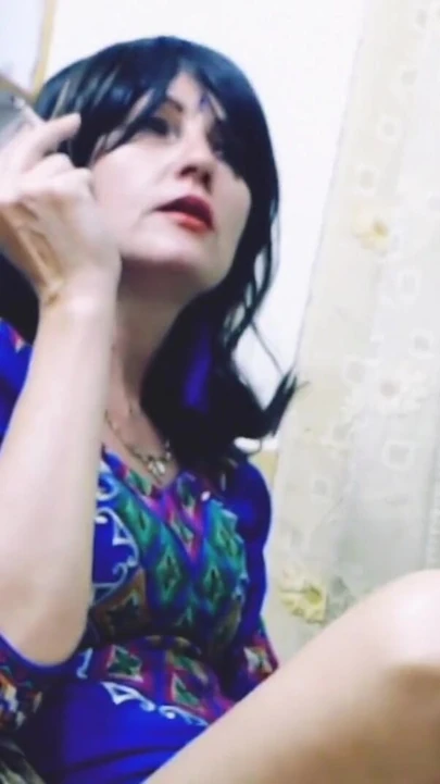 רגע מרגש מתוך "היא מכורה לעישון סיגריה"