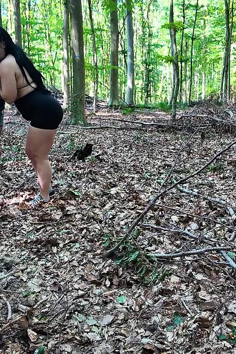 Ein Voyeur im Wald vögelt zwei Schlampen