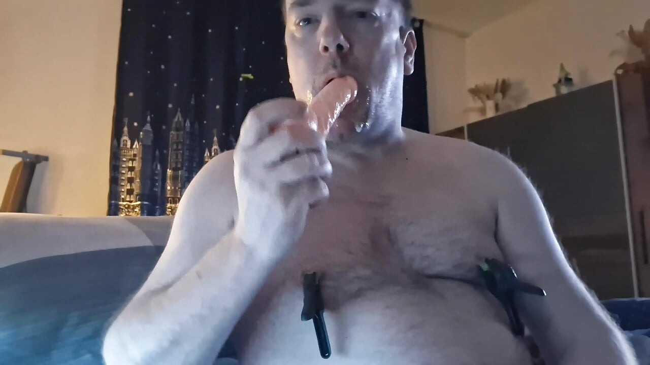 Toegewijde slet neemt grote dildo diep in haar keel