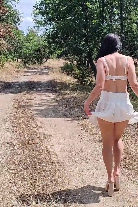 Niewolnik Tih zostaje ukarany, aby pokazać swoją nagą cipkę na autostradzie