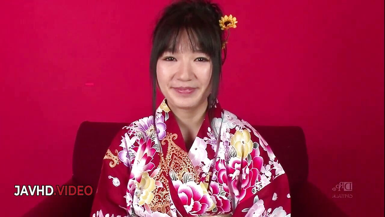 Chiharu i kimono gir japansk blowjob og blir hardt knullet
