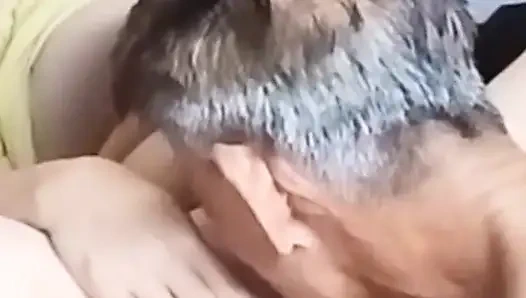 Karım çok ateşli ve azgın ben amını yalarken sikişiyor insrt 3 tür dildo fışkırtıyor ve çoklu seks zamanı orgazm oluyor