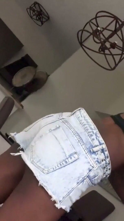 Petite africana modelo aproveitou por produtor branco dotado no casting | Clipe 1