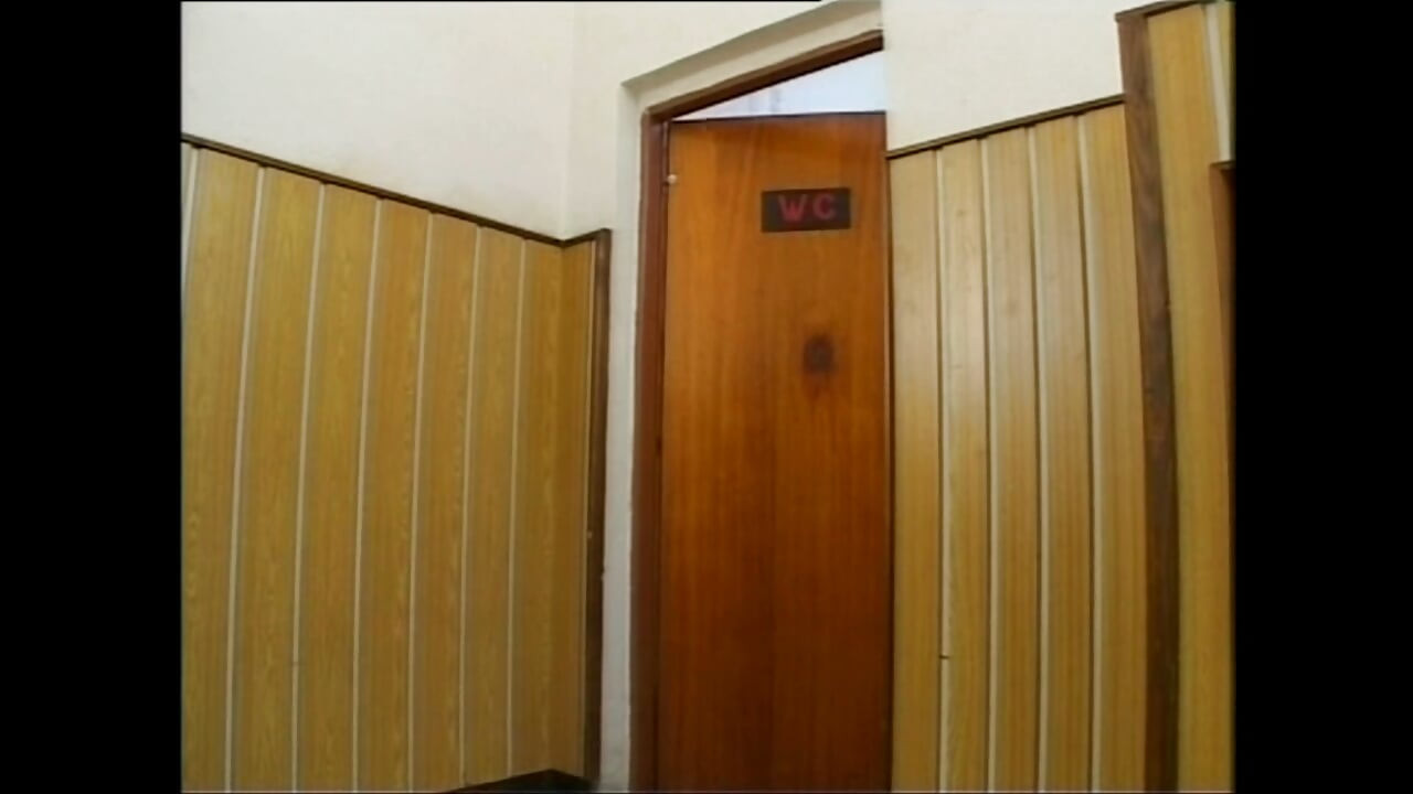 O mamă sexy țâțoasă se pișă pe fața unui porc și apoi este futută în cur și umplută cu spermă în gură