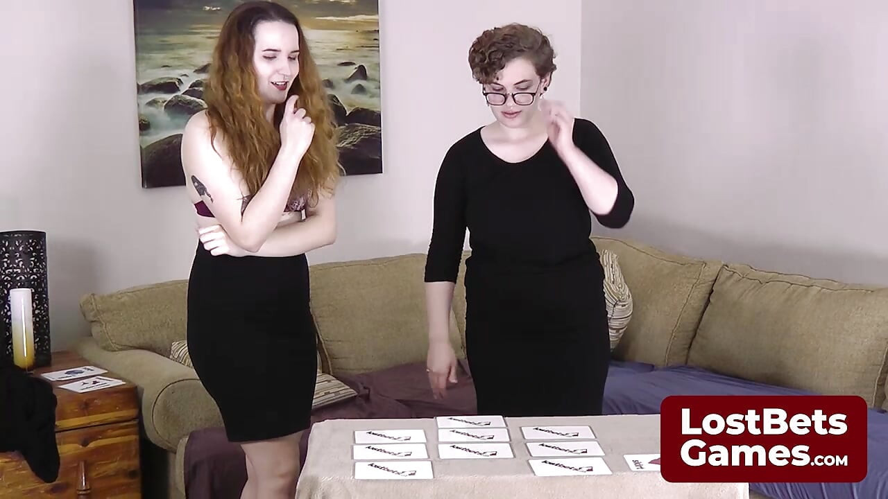 Gracie ve Roxy Striptiz Bellek oyununda yarışıyor