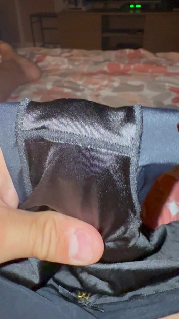 Brzi video poslastice koju sam danas dobio crne svilenkaste hlače