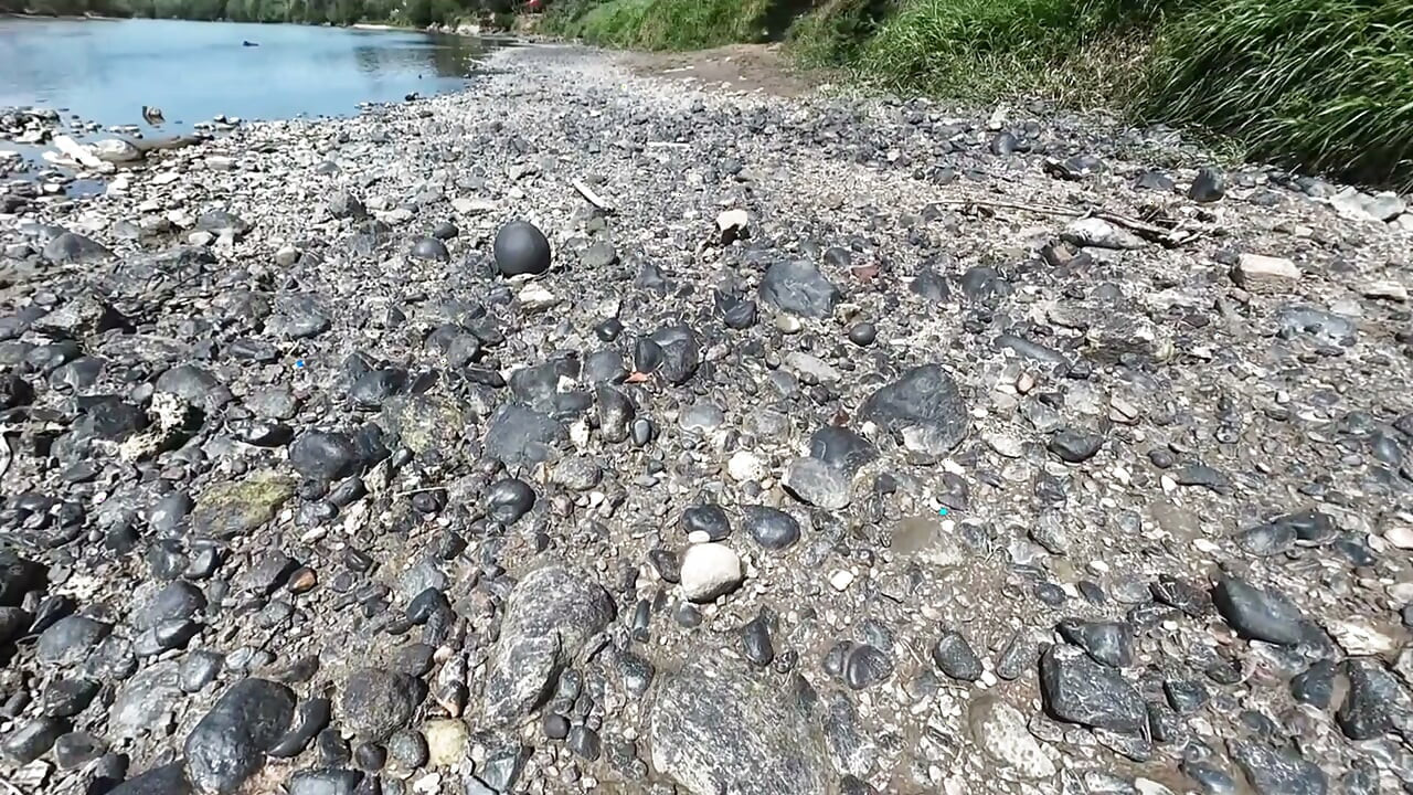 A puta "Out The Mud" de vermelho na rua, continuou a andar e encontrou uma paisagem linda. Tinha planos para tornar tudo ainda melhor - Mastermeat1