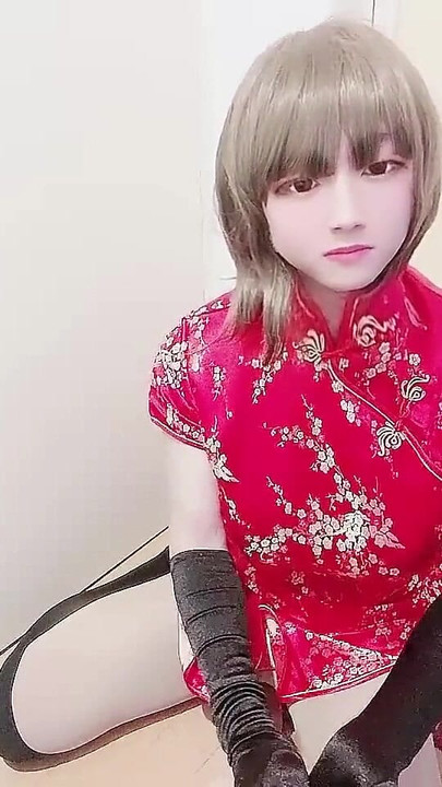 Trenutak koji morate podijeliti iz "Japanski transvestit Miya masturbira u kineskoj crvenoj haljini 8"