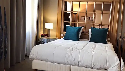 Güzel Sarışın Olgun Eş Aynadan Seksin Tadını Çıkarıyor