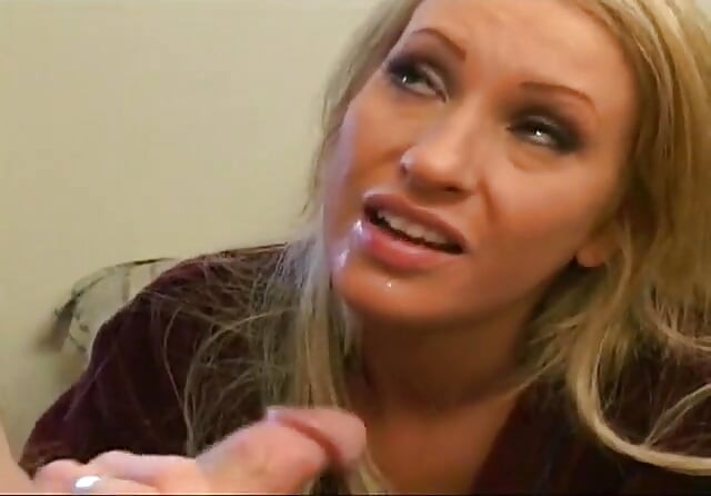 Brudna blondynka MILF uwielbia ssie duże grube kutasy