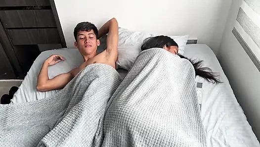 Latin üvey kız kardeşimle bir otel odasını paylaşıyorum ve büyük götünü sikiyorum, lezzetli amından intikam alıyorum. Erickandzoe ile ev yapımı seks