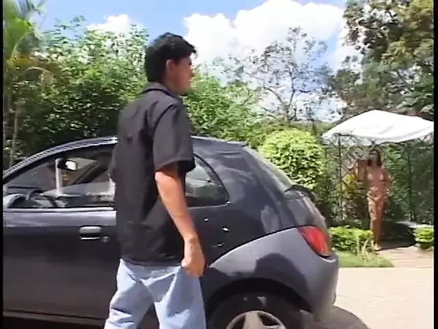 Awek dengan batang membongkok pantat lelaki dan mengongkeknya jauh di luar rumah