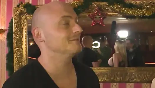 Büyük memeli orta yaşlı seksi kadın müzik stüdyosunda sert bir yarakla sikiliyor