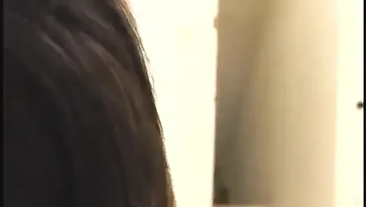 Gadis asia seksi bertato lagi asik nyepong kontol besar pria ini dengan tato