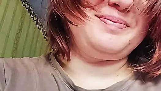 Amateur freundin blowjob statt kochen - kurvige brünette mit brille lutscht und wichst schwanz