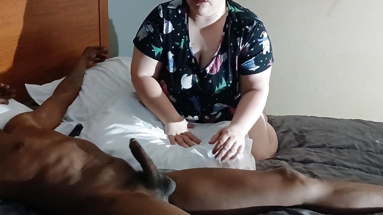 敲打这个热辣的胖美女的阴户