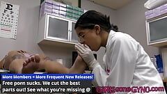 La podiatista pervertida Aria Nicole se toma su tiempo examinando los pies sudorosos de Nicole Luca durante un examen
