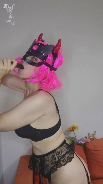 Gledaj kako mi se velike sise njišu dok se cijelu noć igram u svojoj slatkoj mačićevoj maski