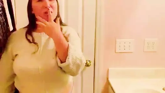 Я удивила свою 18F лесбийская коллега трахает себя в зеленом свитере, который она одолзила мне