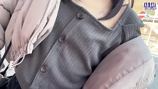 Cewek seksi ini lagi jalan-jalan sambil jalan-jalan di mana matanya yang ramai-ramai memuncak!