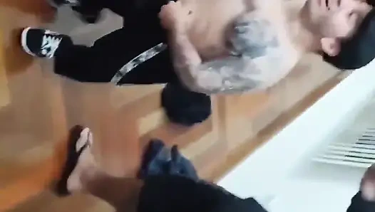 Мы вызвали мужчин на вечеринке выстроиться на минет.