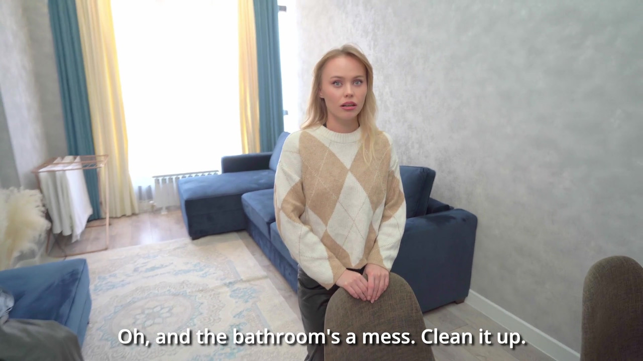 新来的女仆做不好，所以她不得不操她的小穴并在嘴里射精