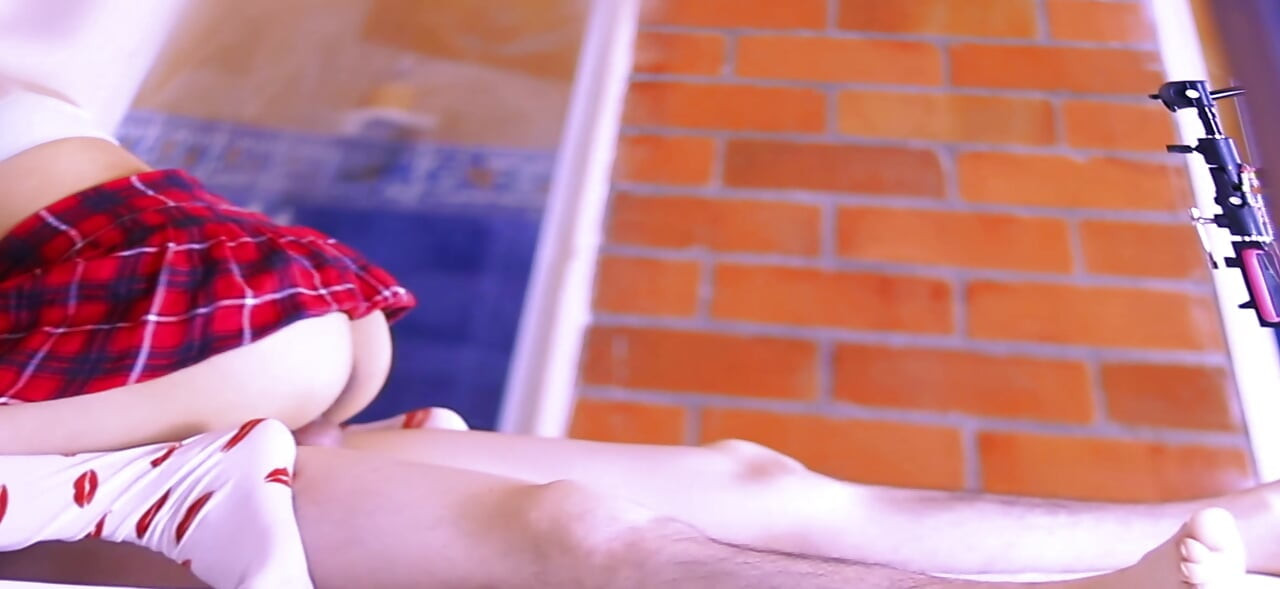 Pecado en Casa: La hermanastra seduce a su hermano para cabalgarlo sin piedad.