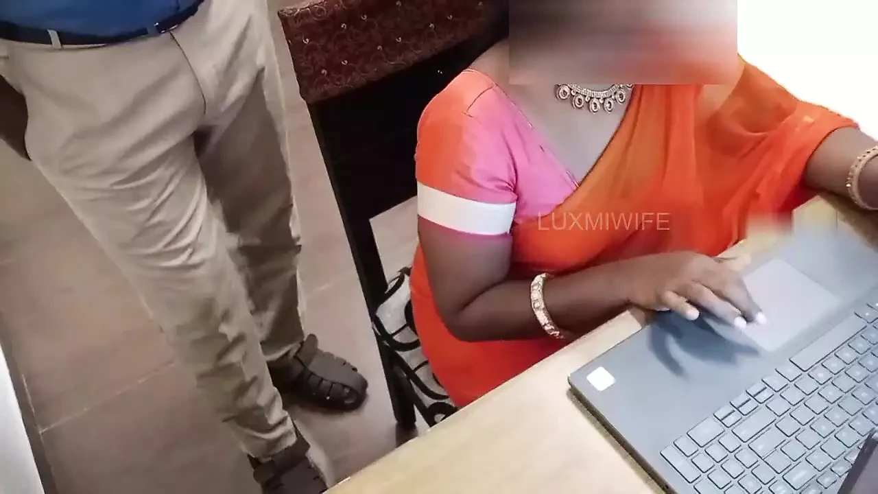 Esposa fodendo gerente na cabine do escritório