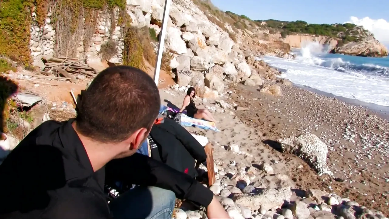 Foxy gothic babe gets fucked on the beach