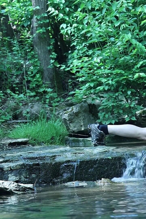 滝のそばで体を伸ばし、少しだけプライベートな時間をこっそり取ろうとしている...